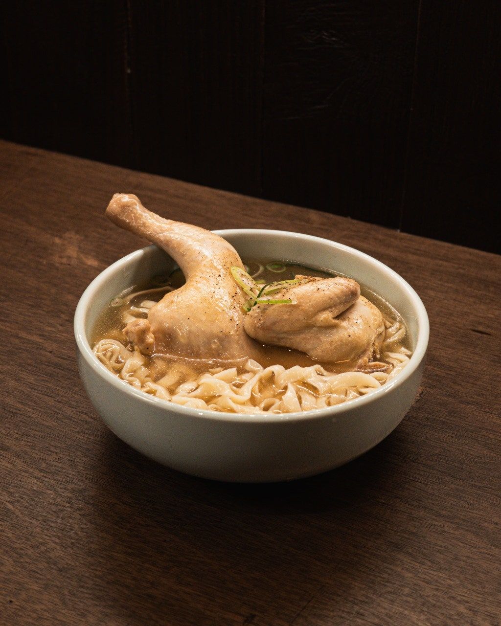 흰 그릇에 담긴 복계옥 닭칼국수